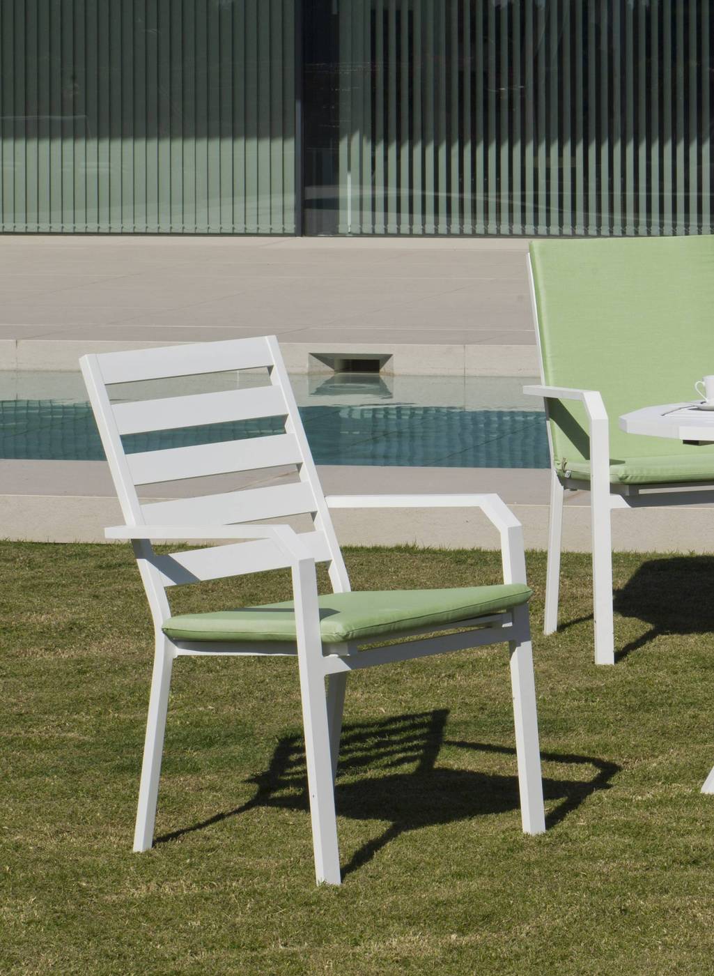 Set Aluminio Baracoa-Caravel 110-4 - Moderno conjunto de aluminio luxe: Mesa de comedor poligonal de 110 cm. + 4 sillones. Disponible en color blanco, antracita, champagne, plata o marrón.