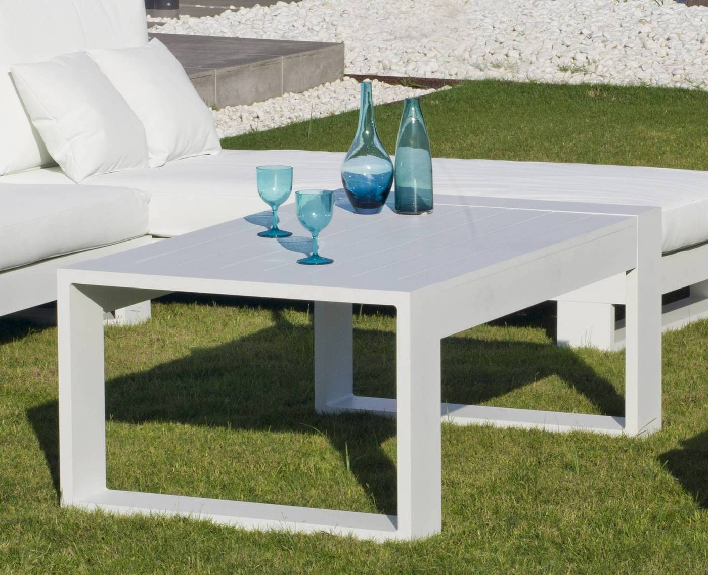 Mesa de centro lujosa, robusta, 100 % aluminio. Disponible en color blanco, antracita, champagne, plata o marrón.