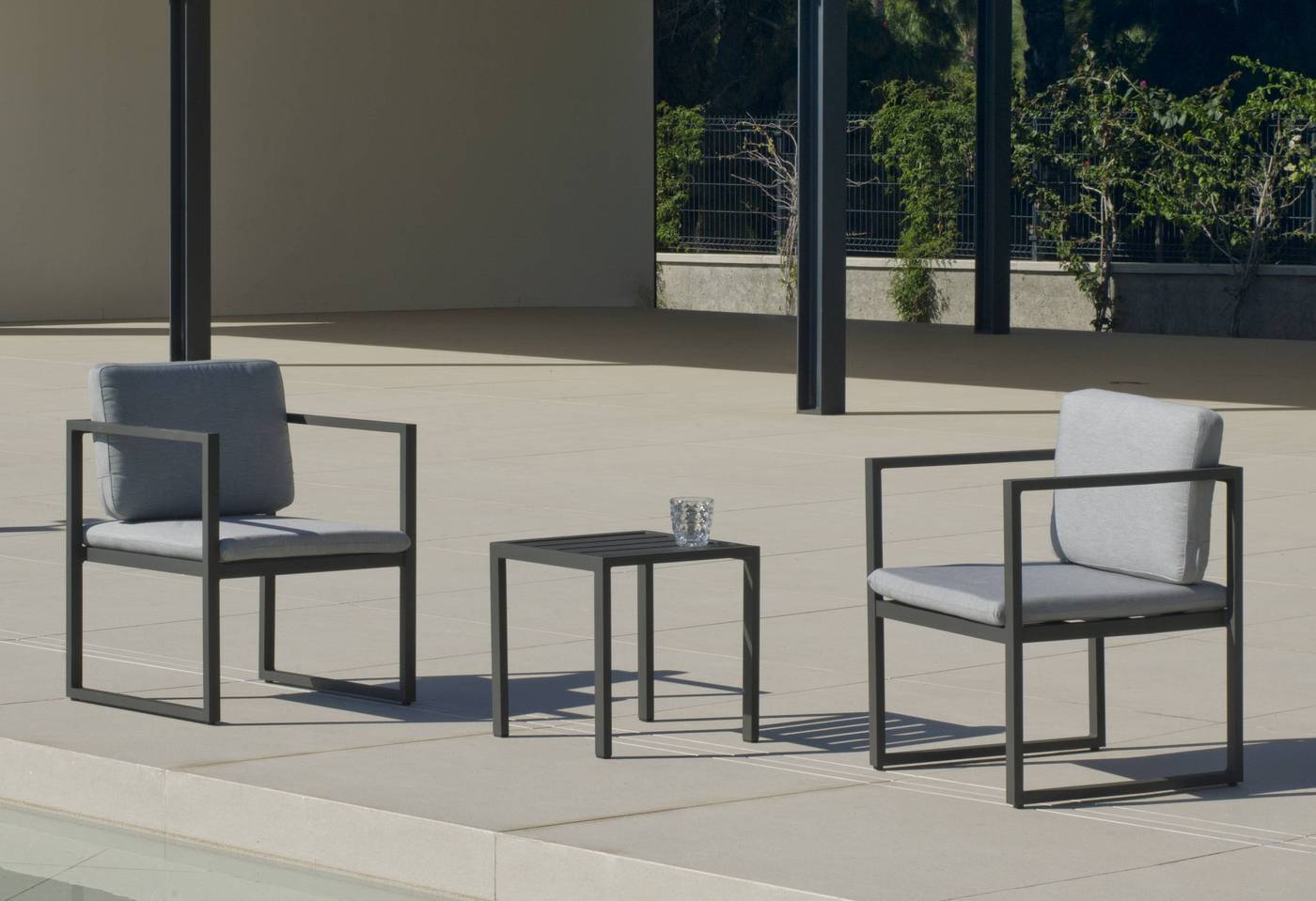 Set Aluminio Long Beach-15 - Conjunto de aluminio apilable: 2 sillones + mesa auxiliar + cojines. Disponible en color blanco o antracita.