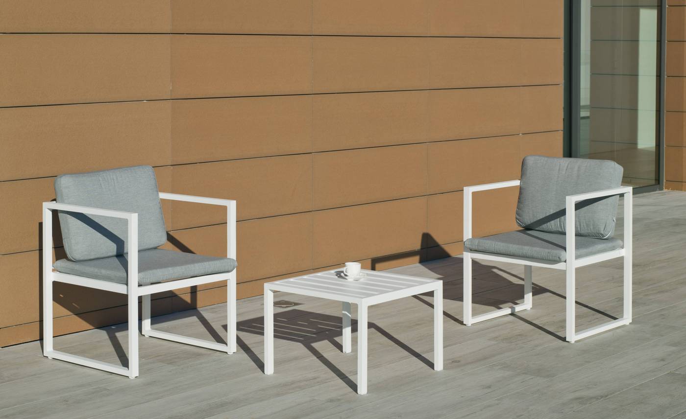 Conjunto de aluminio apilable: 2 sillones + mesa auxiliar + cojines. Disponible en color blanco o antracita.