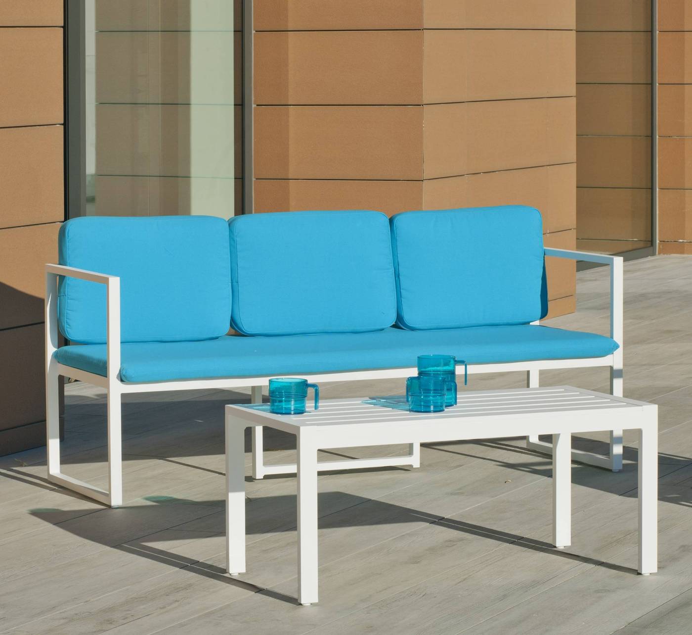 Sofá 3 plazas apilable, con cojines desenfundables. Estructura de aluminio en color blanco o antracita.