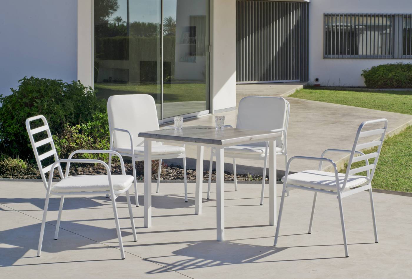 Conjunto aluminio de color blanco: mesa cuadrada 80 cm. con tablero de heverzaplus y 4 sillones apilables de aluminio