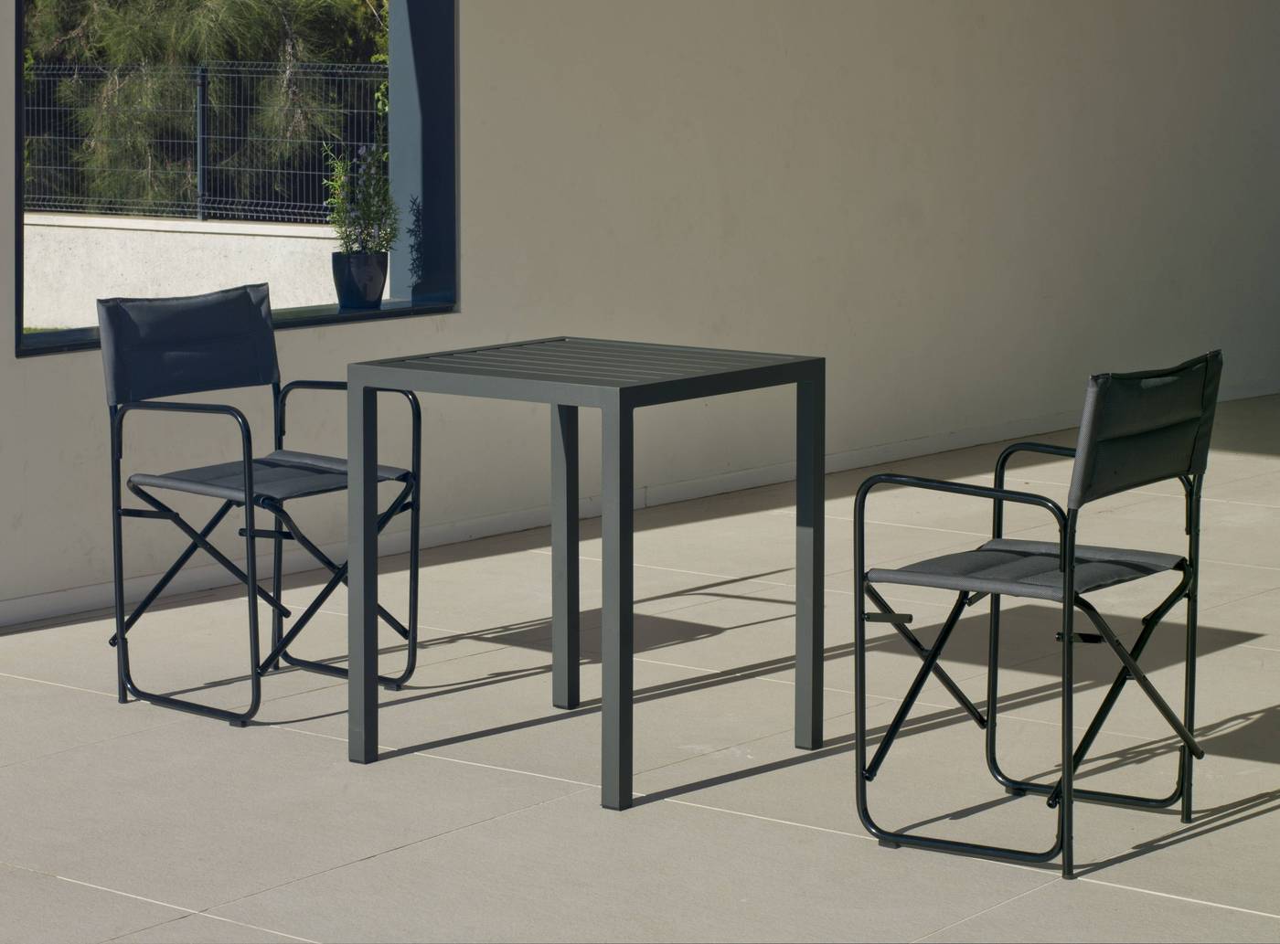 Conjunto aluminio luxe: Mesa cuadrada 65 cm + 2 sillones plegables. Disponible en color blanco o antracita.
