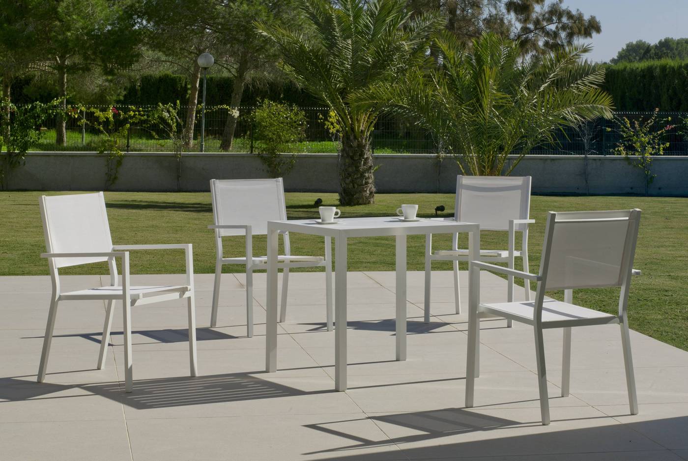 Set Aluminio Melea-Córcega 80-4 - Conjunto aluminio para jardín: Mesa cuadrada de 80 cm. + 4 sillones de aluminio y textilen. Disponible en color blanco, antracita, champagne, plata o marrón.