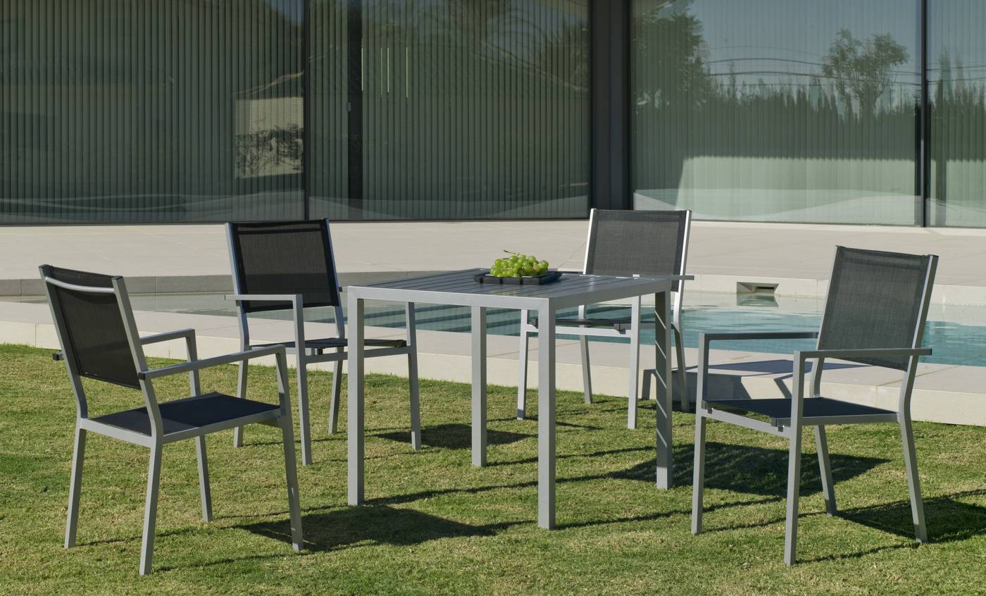 Conjunto aluminio para jardín: Mesa cuadrada de 80 cm. + 4 sillones de aluminio y textilen. Disponible en color blanco, antracita, champagne, plata o marrón.