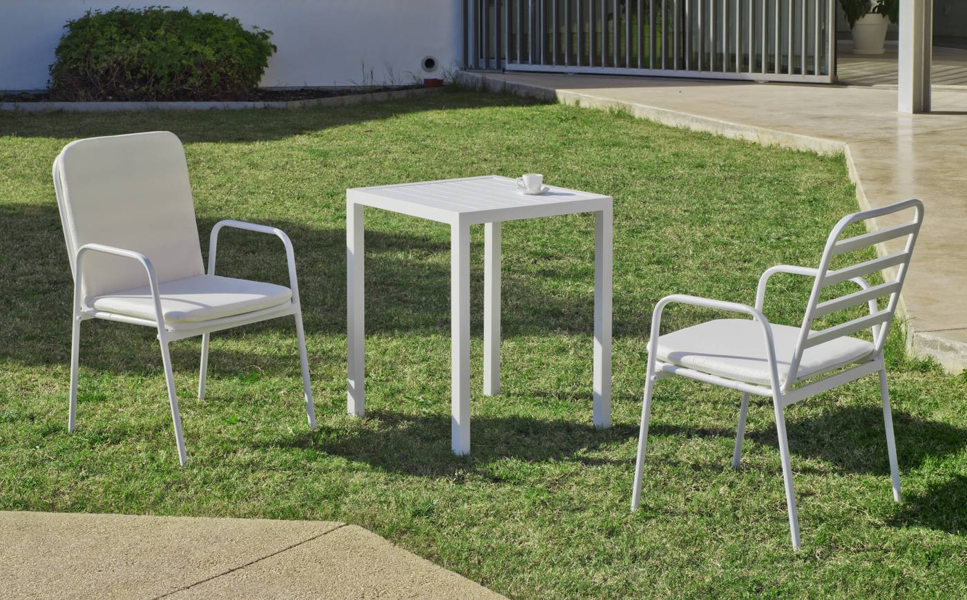 Conjunto apilable de aluminio luxe: mesa cuadrada de 65 cm. + 2 sillones. Disponible en color blanco y color antracita.