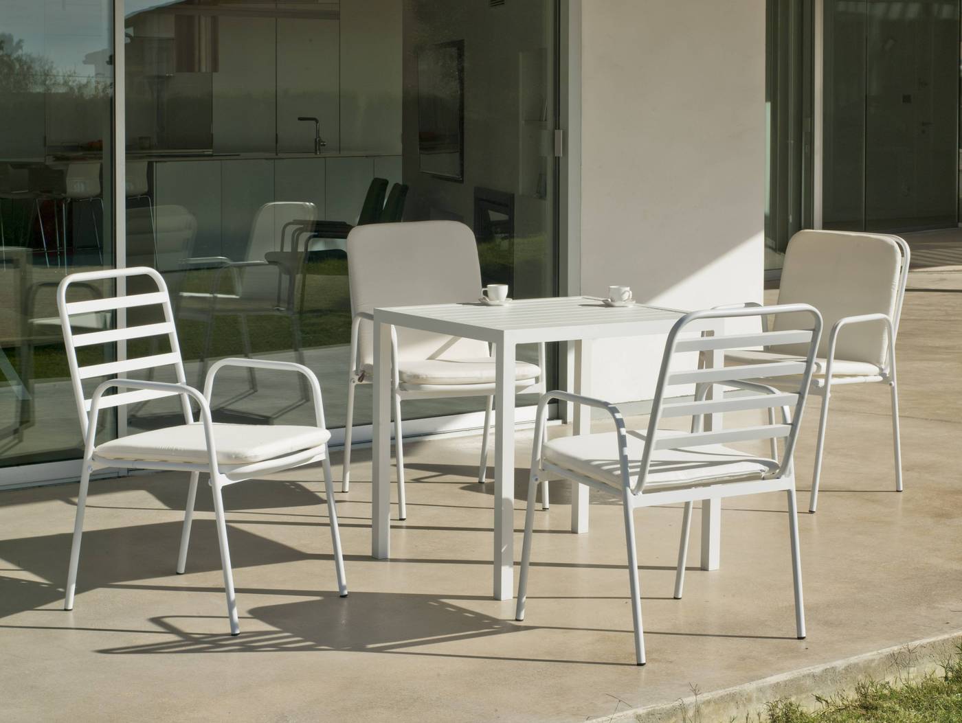 Conjunto apilable de aluminio luxe: mesa cuadrada de 80 cm. + 4 sillones. Disponible en color blanco y color antracita.