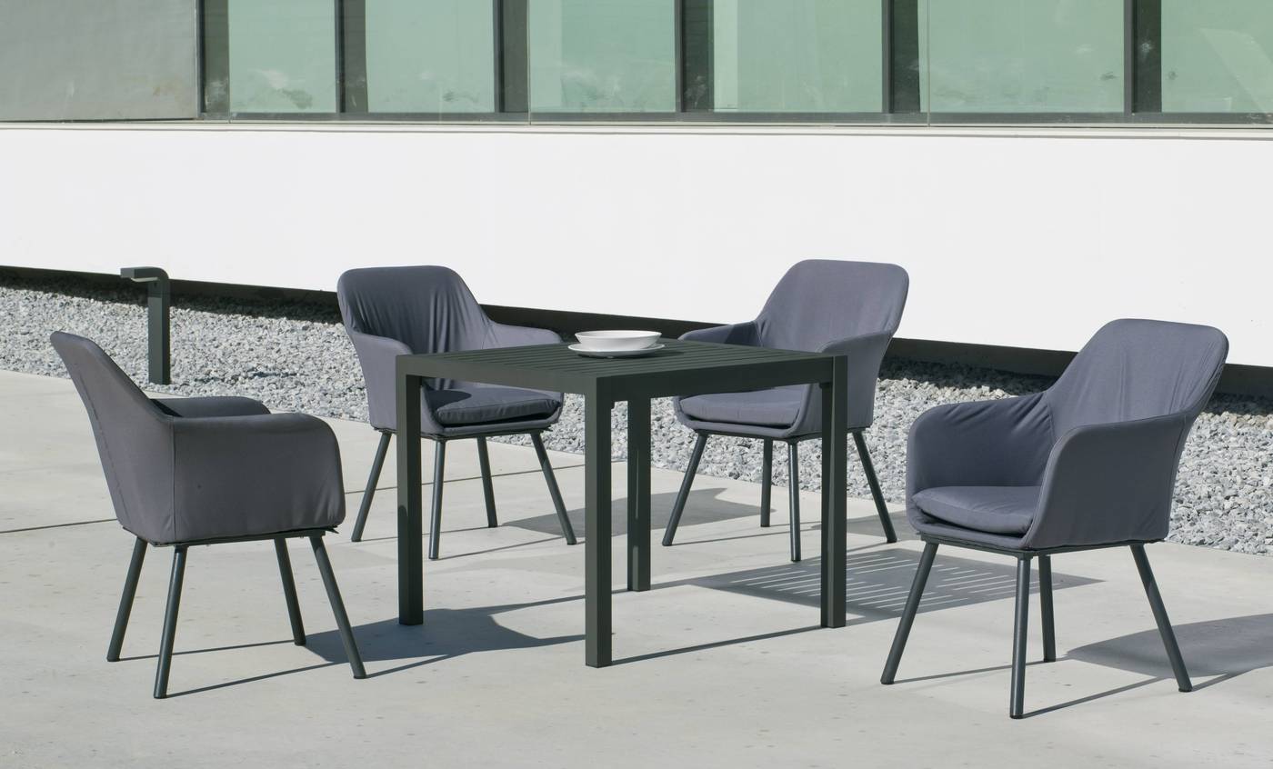 Conjunto aluminio luxe estilo contemporáneo: mesa cuadrada de 90 cm. + 4 sillones tapizados con tela impermeable. Disponible en color blanco y antracita.