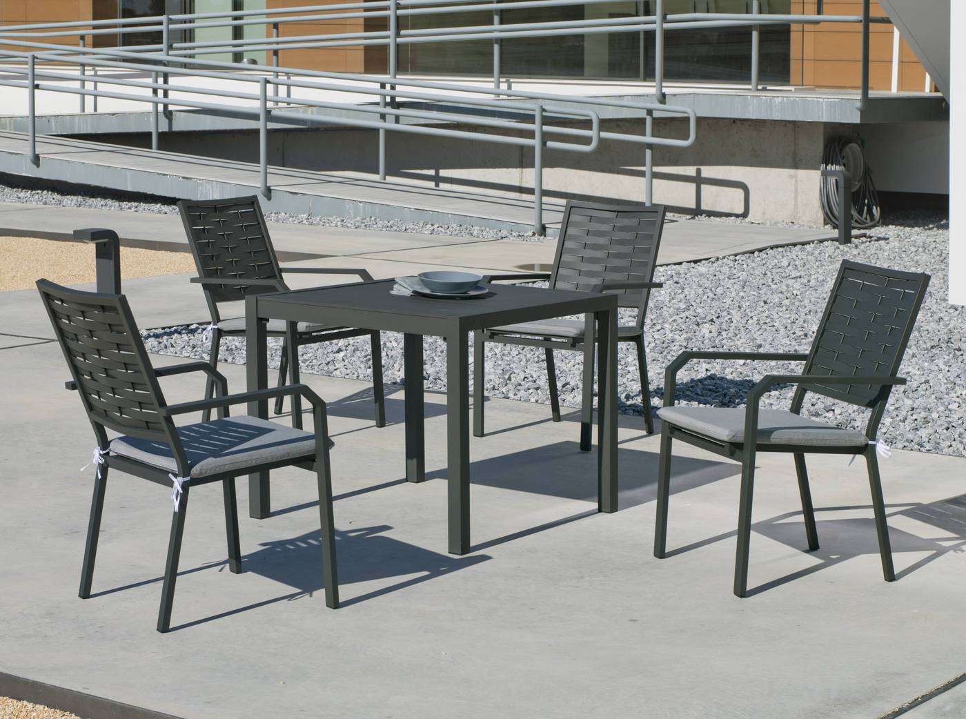 Conjunto de aluminio luxe para jardín o terraza: Mesa cuadrada 90 cm. + 4 sillones. Disponible en color blanco, bronce, antracita y champagne.