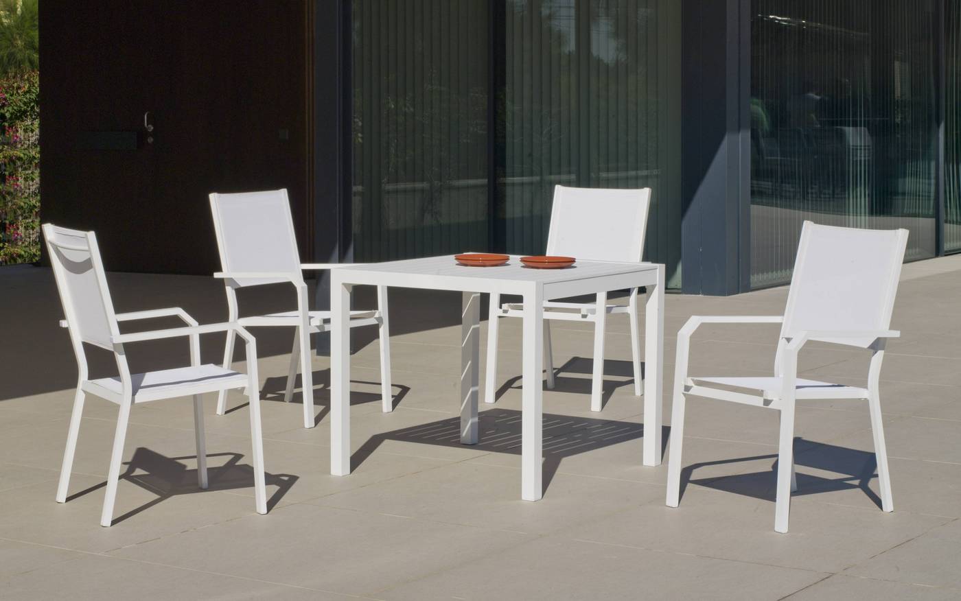 Conjunto aluminio luxe: Mesa cuadrada 90 cm + 4 sillones de textilen. Disponible en color blanco, antracita, champagne, plata o marrón.