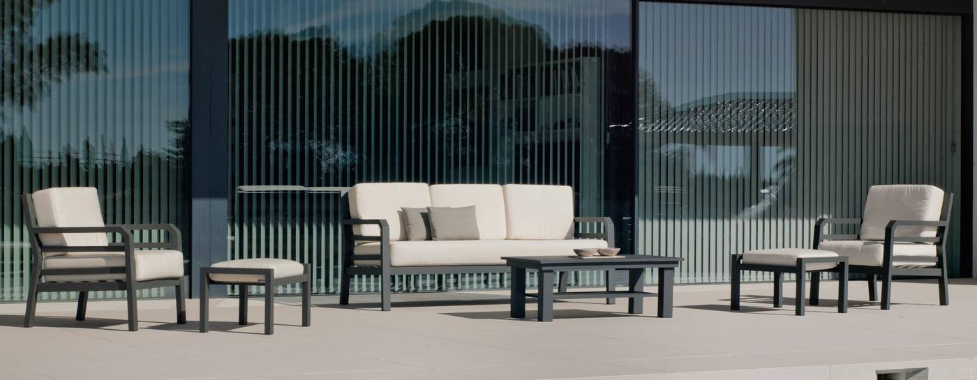 Conjunto lujo de aluminio: 1 sofá de 3 plazas + 2 sillones + 2 reposapiés + 1 mesa de centro. Disponible en color blanco, antracita, champagne, plata o marrón.