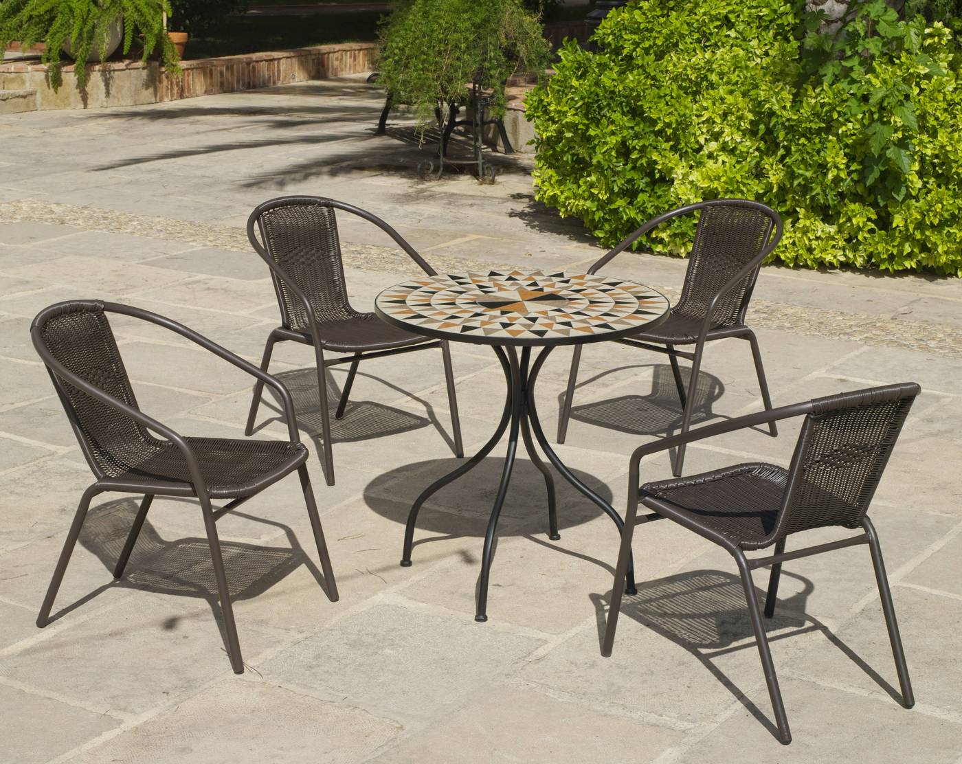 Conjunto de acero forjado color gris: mesa redonda con tablero mosaico de 75 cm. + 4 sillones apilables de wicker