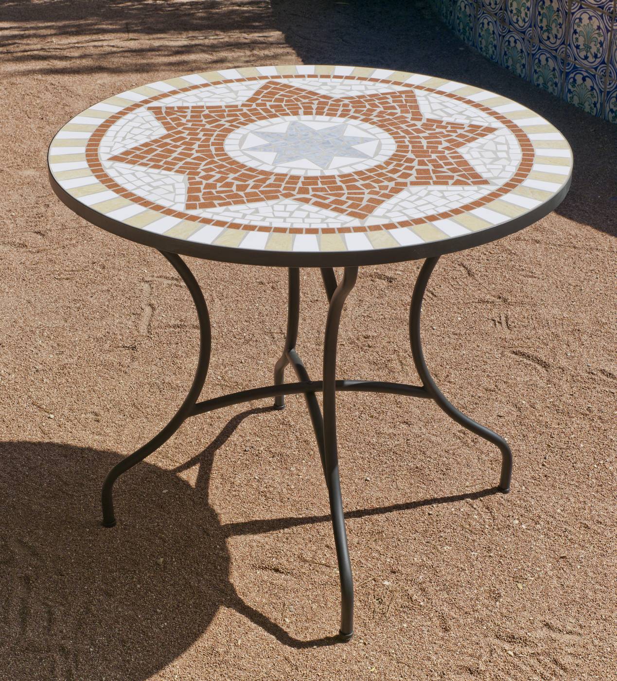 Set Mosaico Aney-Beldey 90-6 - Conjunto de acero forjado color bronce: mesa redonda de forja, con tablero mosaico de 90 cm. + 4 sillones de acero y wicker