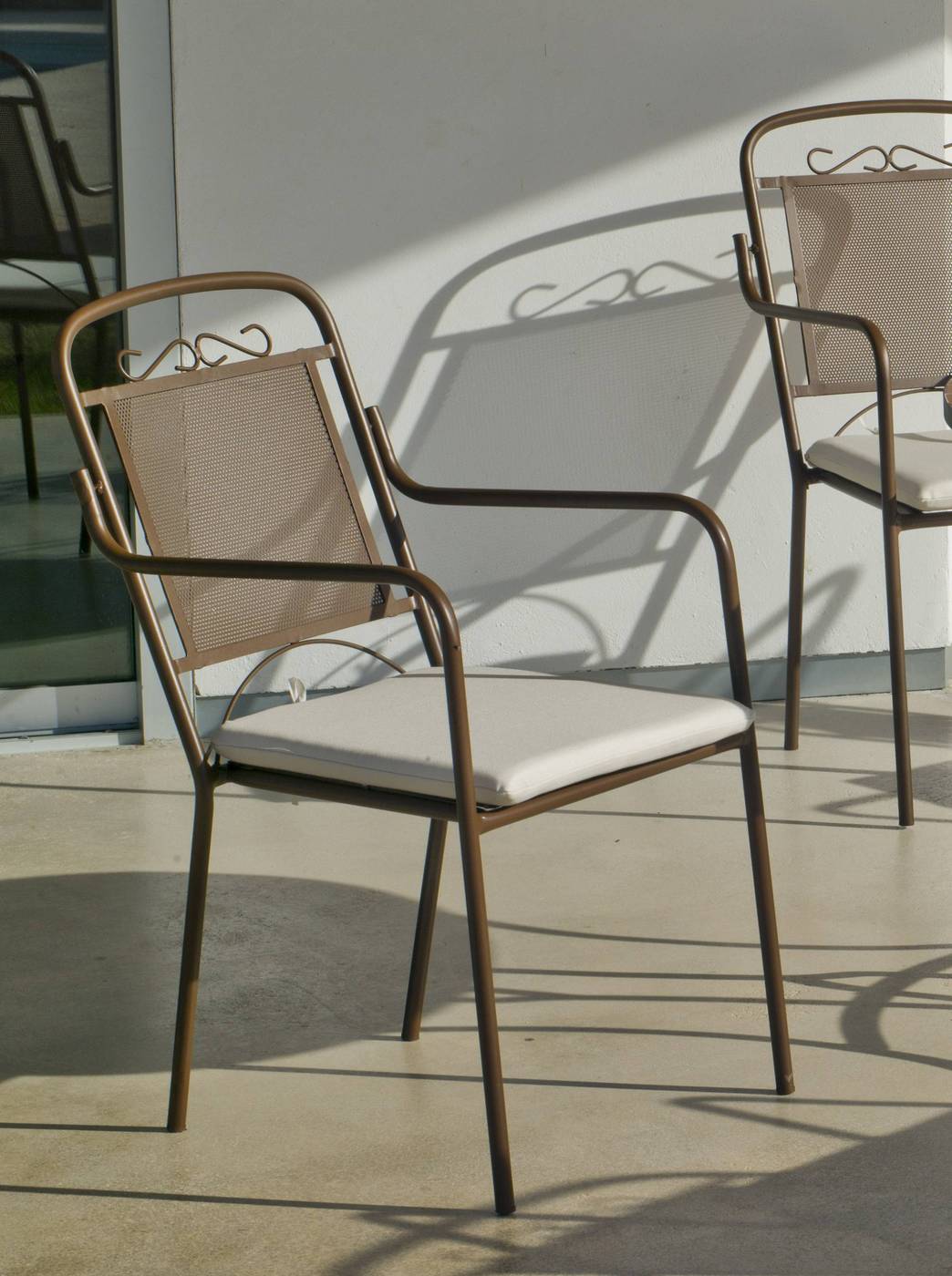 Conjunto Mosaico Telma-Caimán 90-4 - Conjunto para jardín y terraza de forja color bronce: 1 mesa redonda con tablero mosaico de 90 cm. + 4 sillones con cojines.