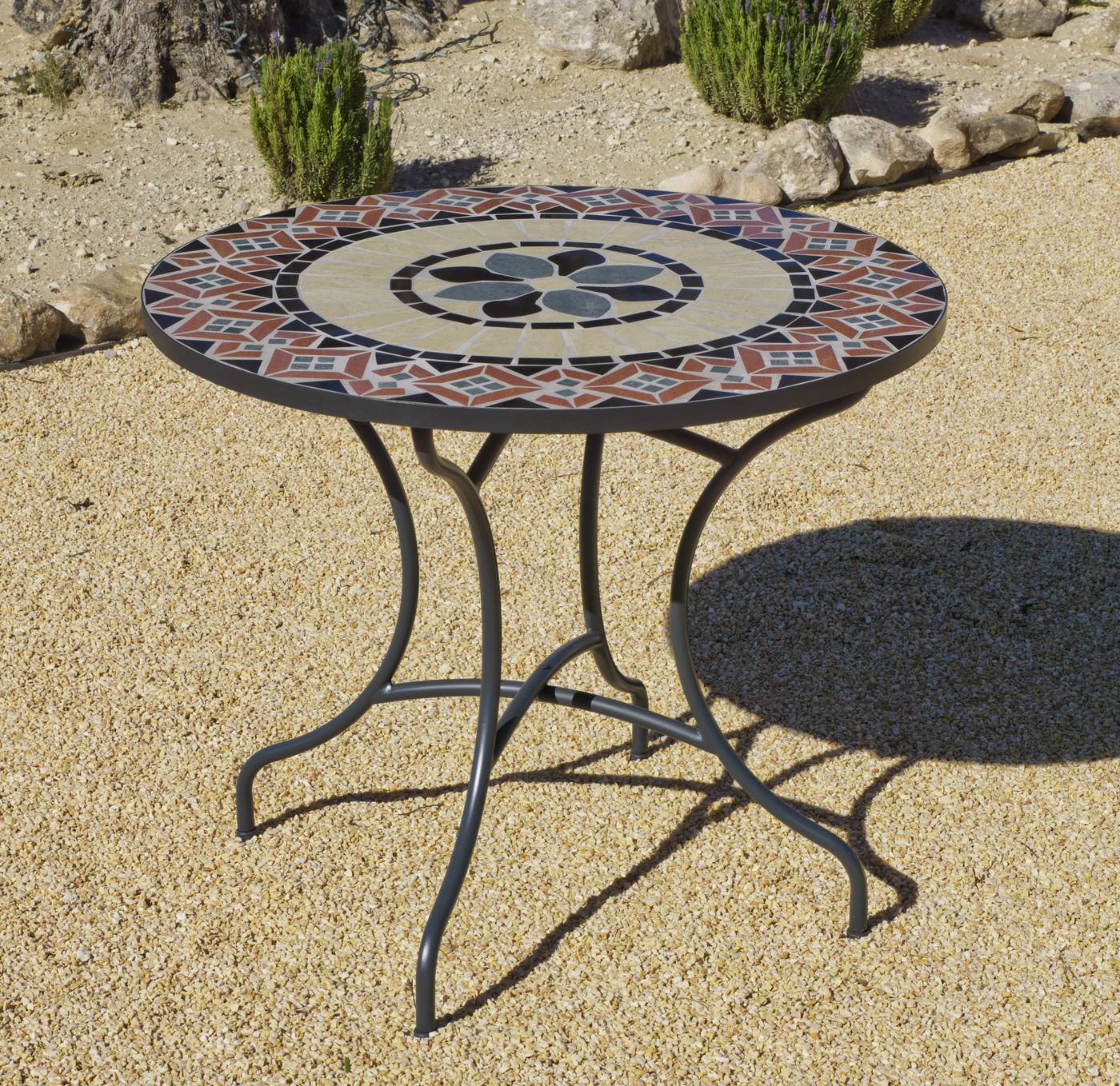 Mesa de forja color gris antracita, con tablero mosaico circular de 90 cm.