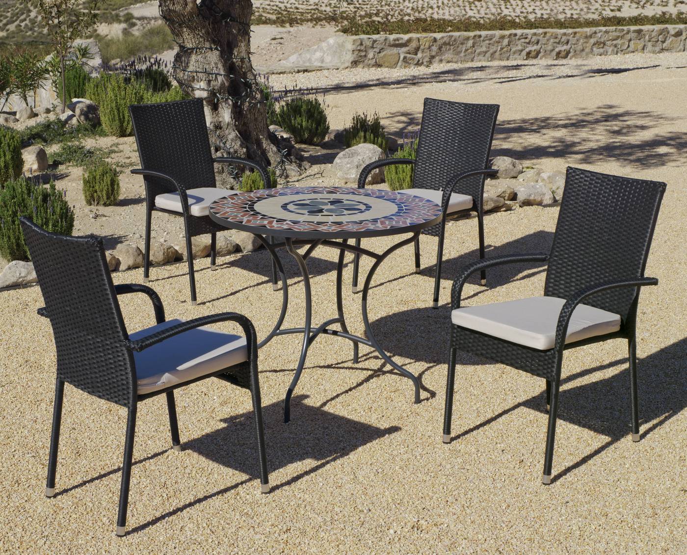 Conjunto para jardín color gris antracita: 1 mesa redonda 90 cm. de forja con panel mosaico + 4 sillones de ratán sintético