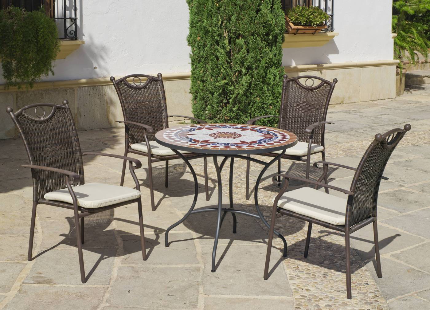 Conjunto de forja color bronce: mesa redonda de acero forjado, con tablero mosaico de 90 cm. + 4 sillones de acero y wicker