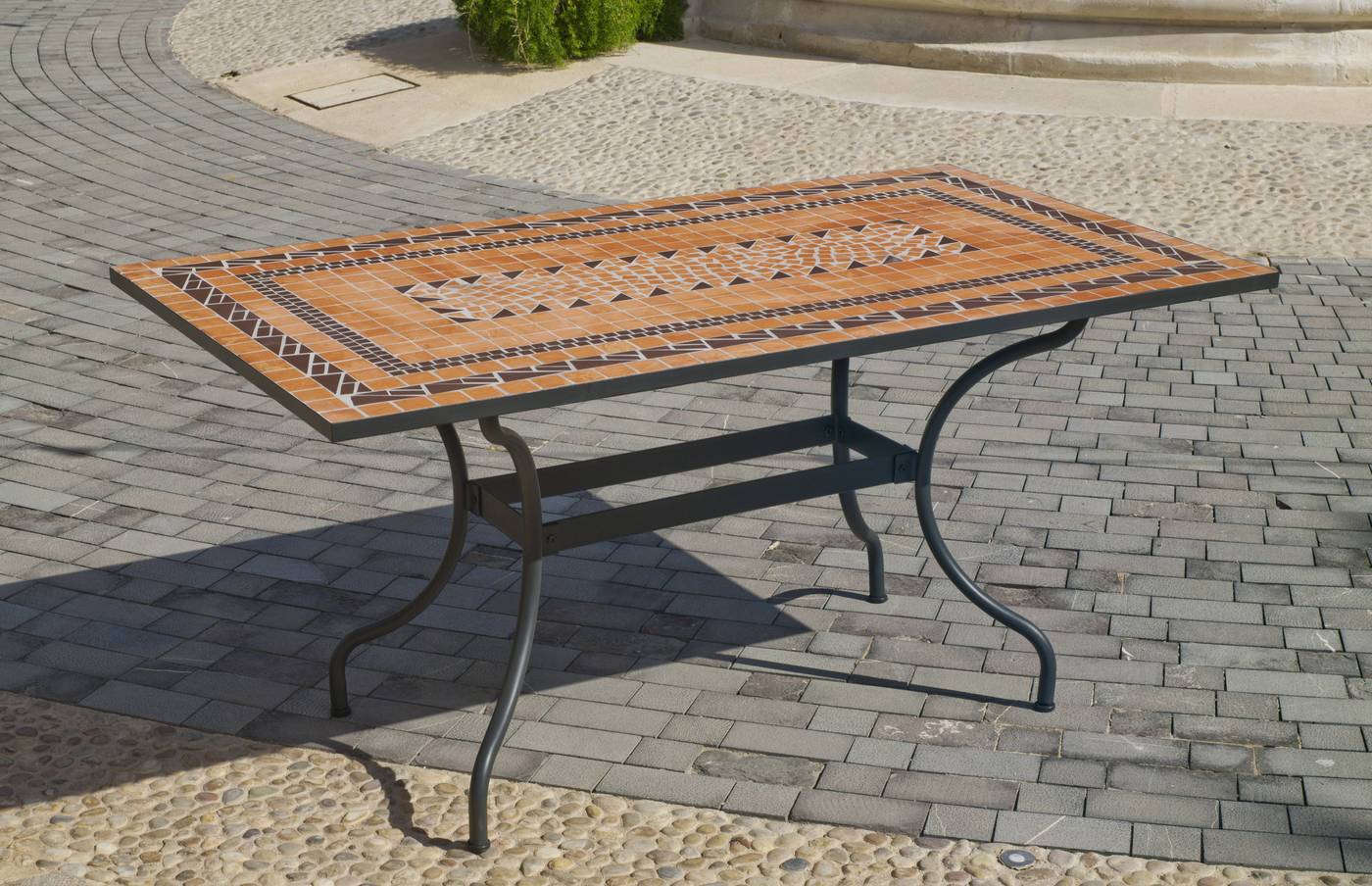 Mesa rectangular de acero forjado, con tablero mosaico extra resistente de 150 cm. Válida para 6 sillones.