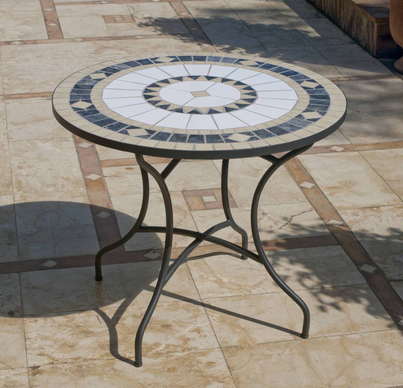 Set Mosaico Loira-Ampurias 75-4 - Conjunto para jardín color gris antracita: 1 mesa redonda 75 cm. de forja con panel mosaico + 4 sillones de ratán sintético
