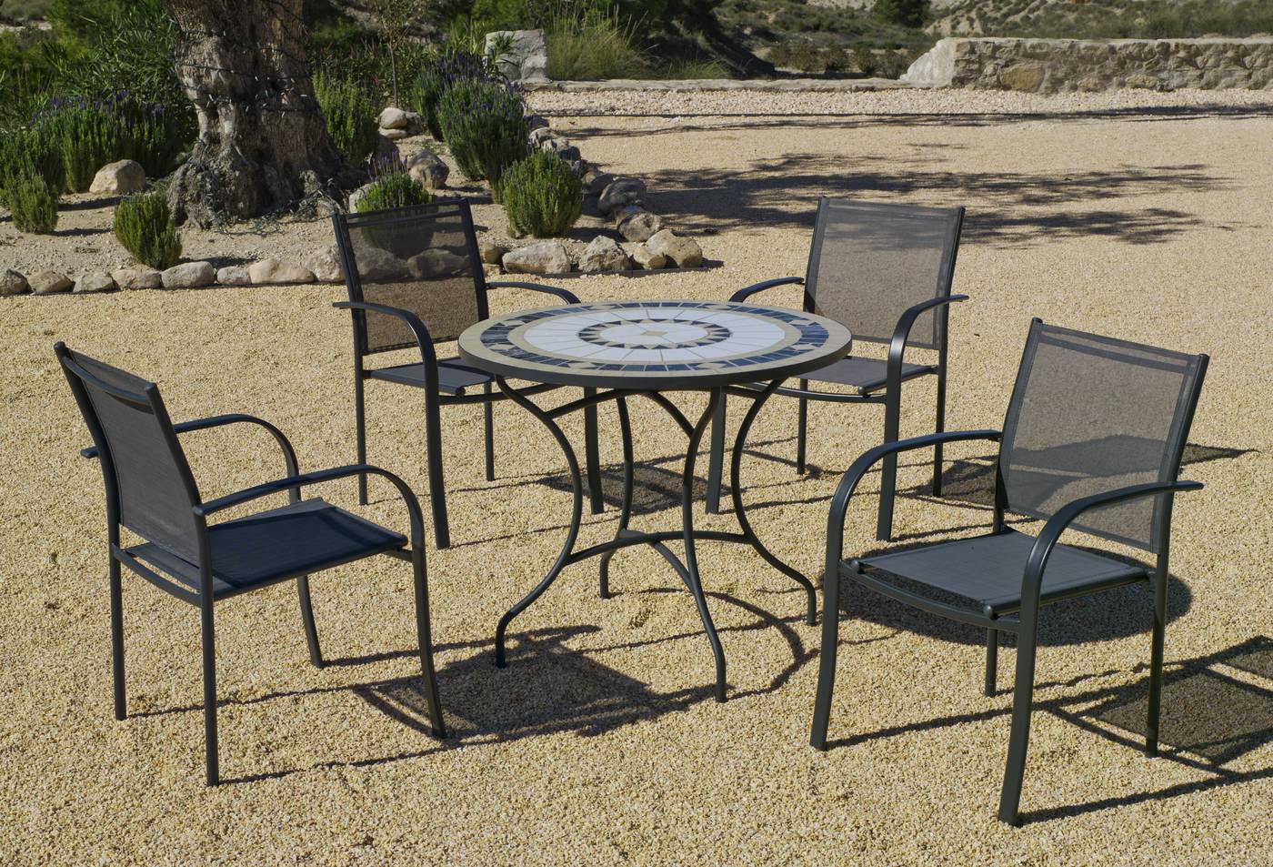 Conjunto para jardín color gris antracita: 1 mesa redonda 75 cm. de forja con panel mosaico + 4 sillones de acero y textilen