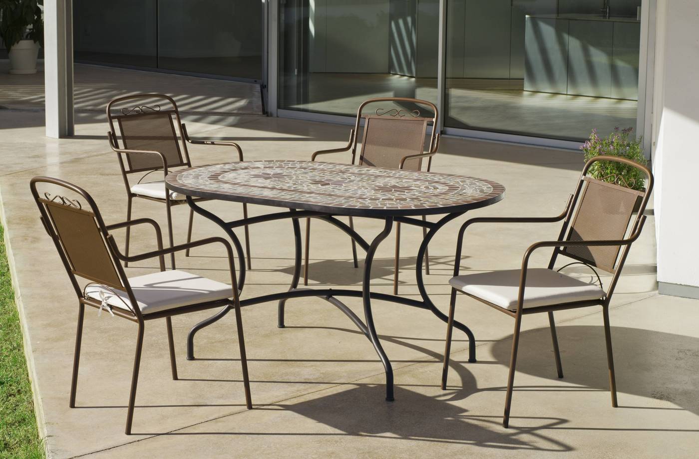 Conjunto para terraza o jardín: 1 mesa de forja con tablero mosaico + 4 sillones de forja + 4 cojines. Mesa válida para 6 sillones.