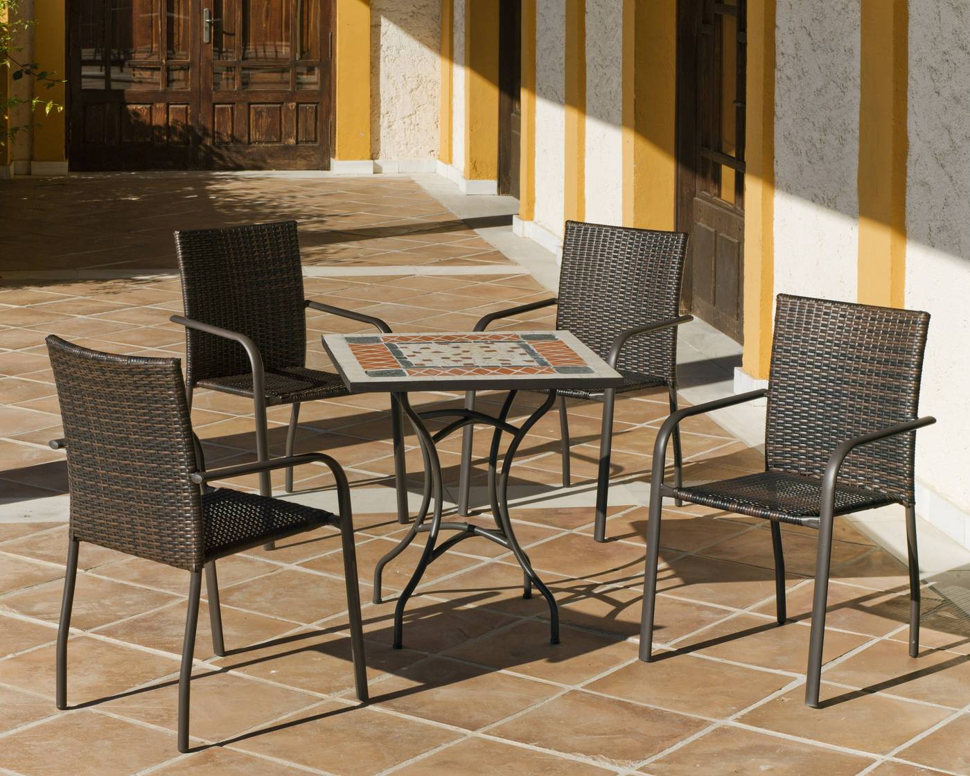 Conjunto de acero color bronce: mesa cuadrada de forja con tablero mosaico + 4 sillones de acero y ratán sintético