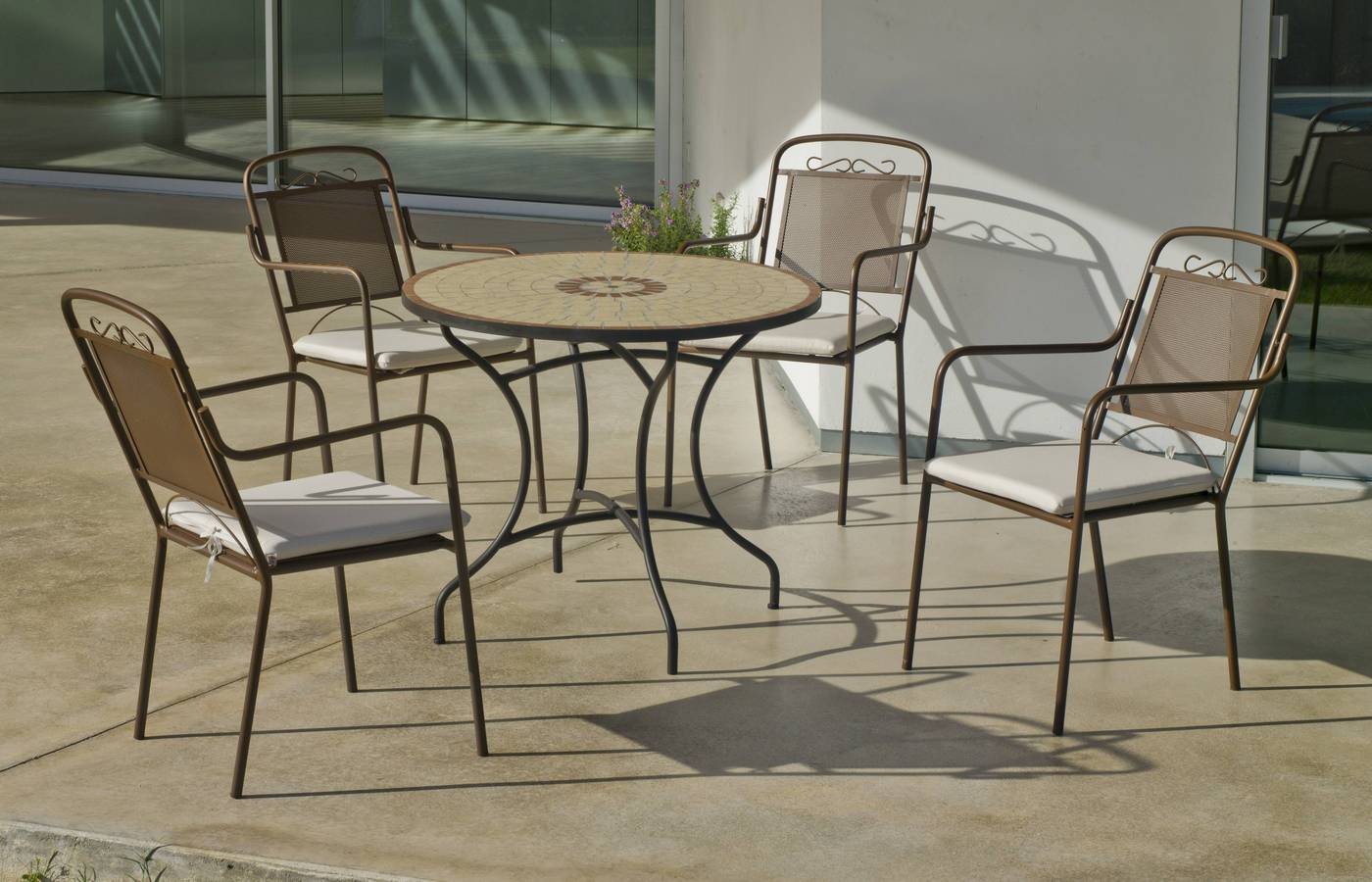 Conjunto para jardín y terraza de forja color bronce: 1 mesa redonda con tablero mosaico de 90 cm. + 4 sillones con cojines.