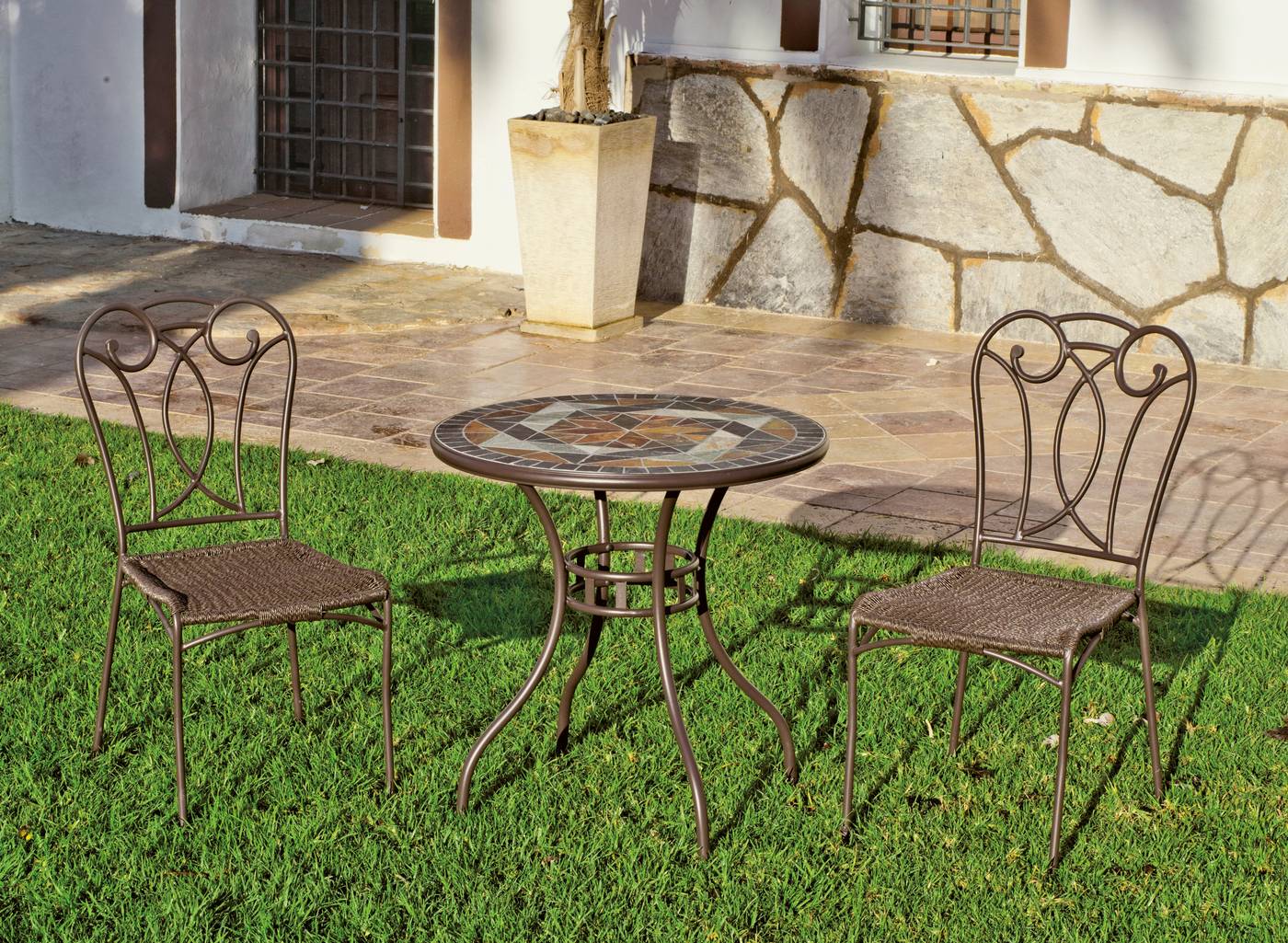 Conjunto de forja de lujo: mesa con tablero mosaico de piedra + 2 sillas de forja apilables