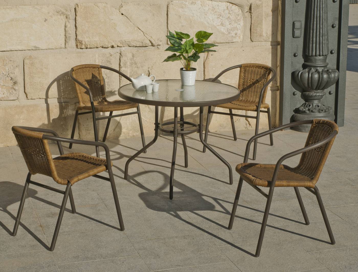 Conjunto para jardín de aluminio color bronce: mesa redonda de 90 cm. con tapa de cristal templado y 4 sillones de wicker reforzado