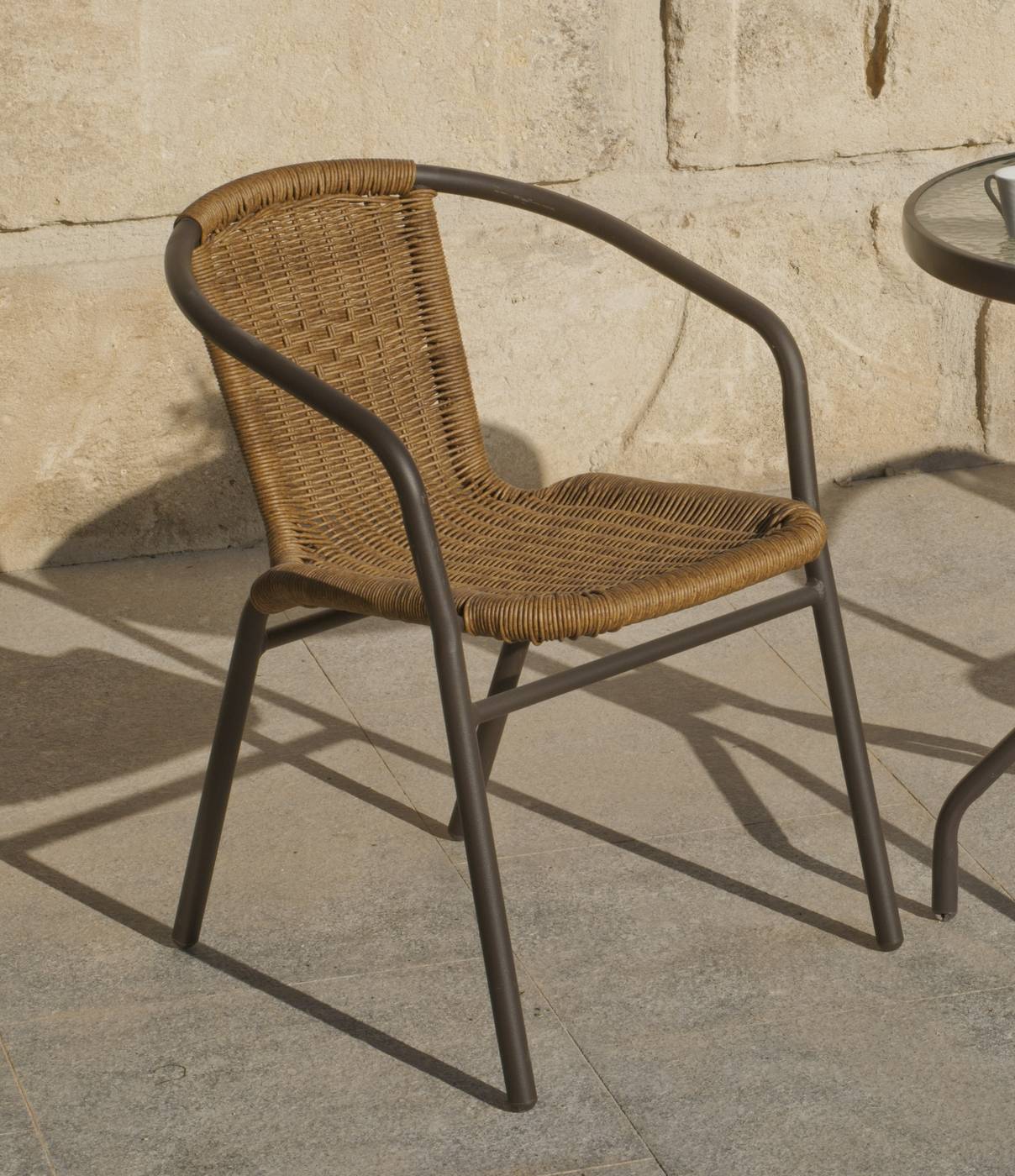 Sillón para jardín de aluminio color bronce, con respaldo y asiento de wicker reforzado