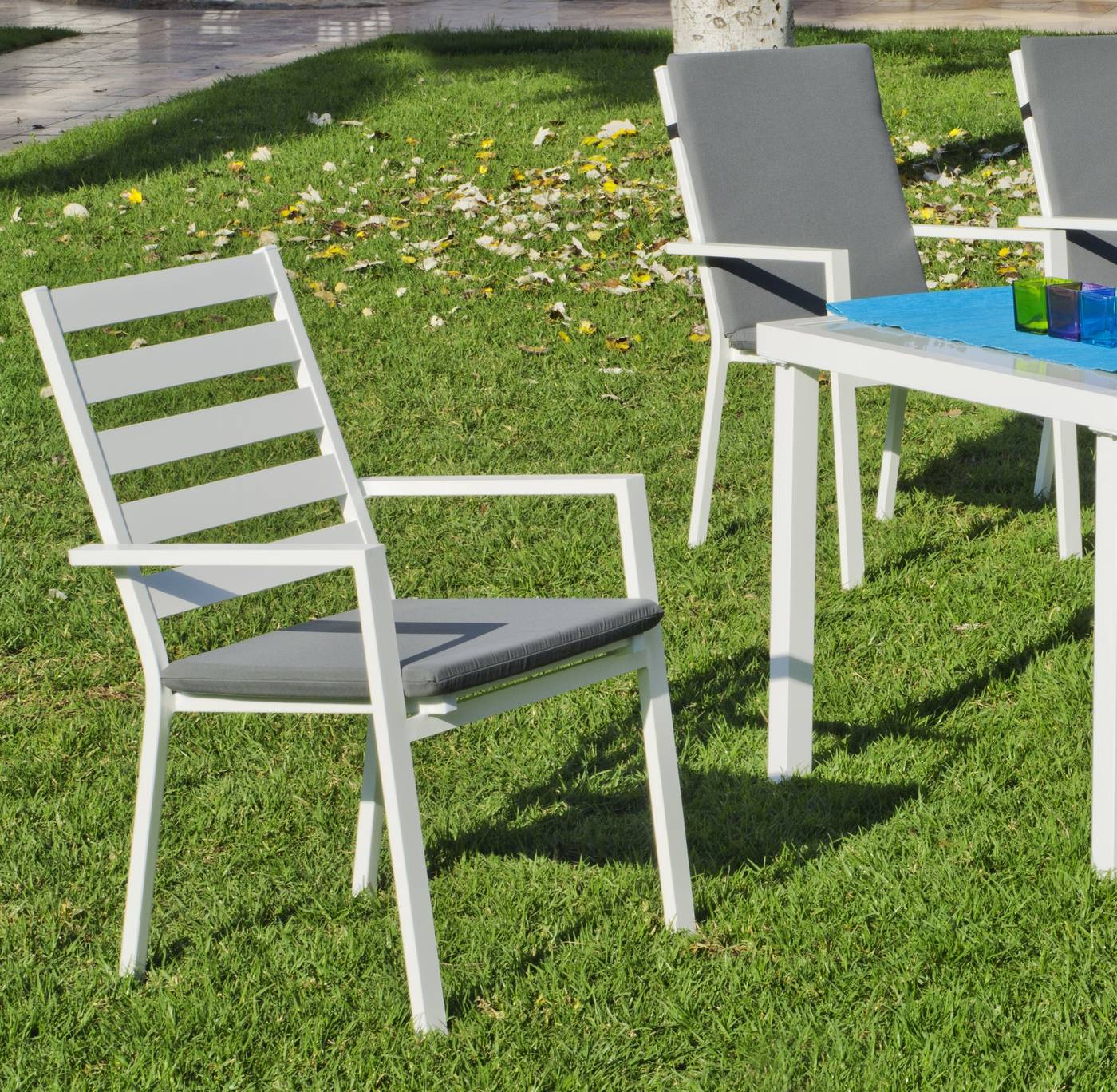 Conjunto Aluminio Acuario-Palma 150-4 - Conjunto aluminio color blanco: mesa de 150 cm. con tablero de cristal templado + 4 sillones apilables