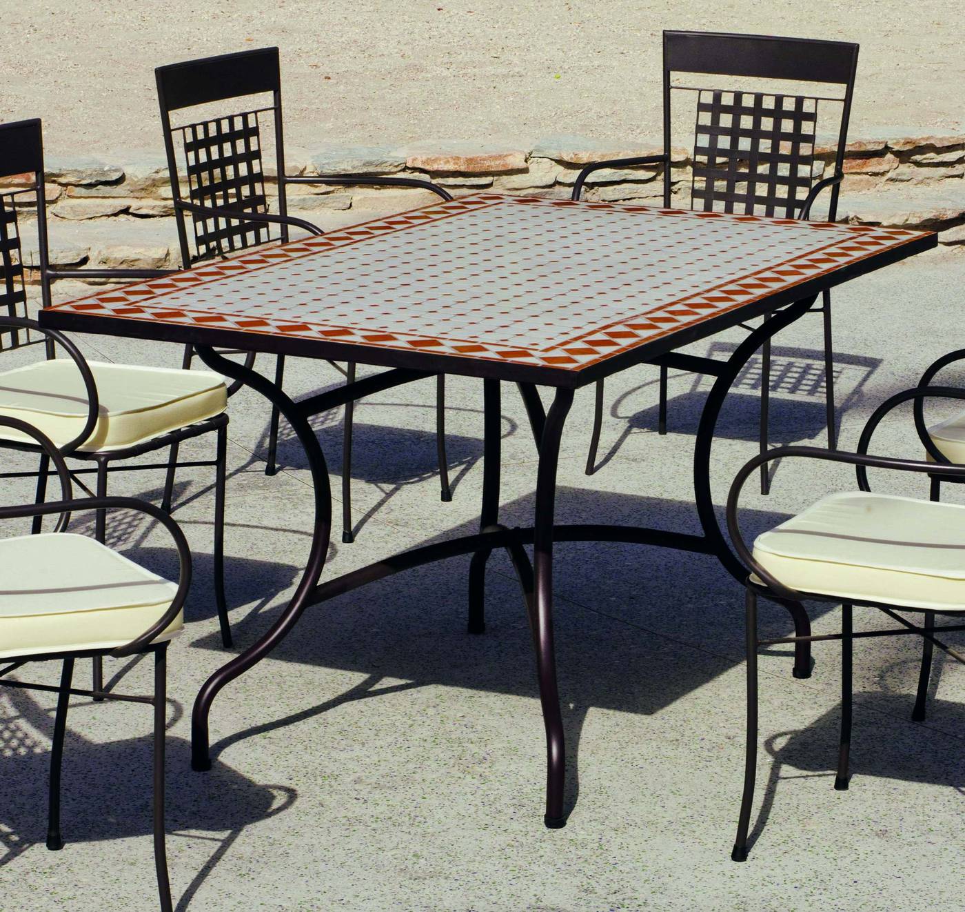 Conjunto Mosaico Atrium-Bahia 150-4 - Conjunto de forja para jardín o terraza: 1 mesa de forja con panel mosaico + 4 sillones de ratán sintético + 4 cojines. Mesa válida para 6 sillones.