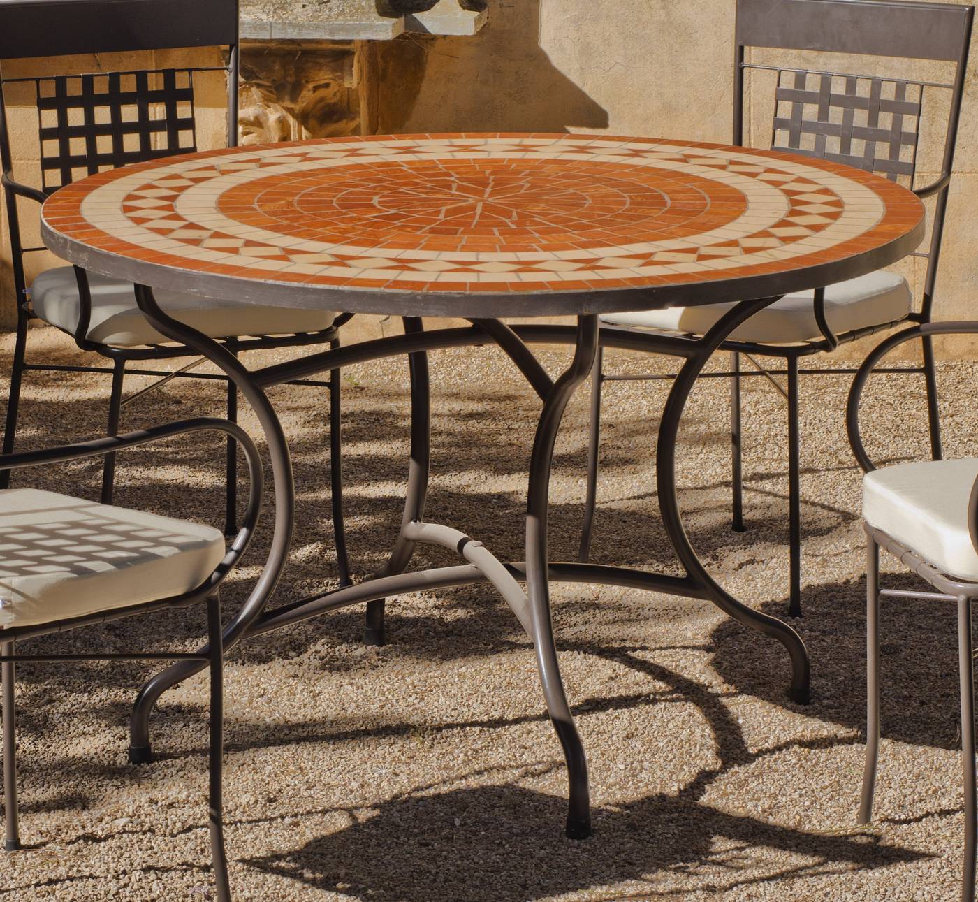 Set Mosaico Lorni-Bergamo 120-4 - Conjunto de forja para jardín: 1 mesa con panel mosaico + 4 sillones de ratán sintético + 4 cojines