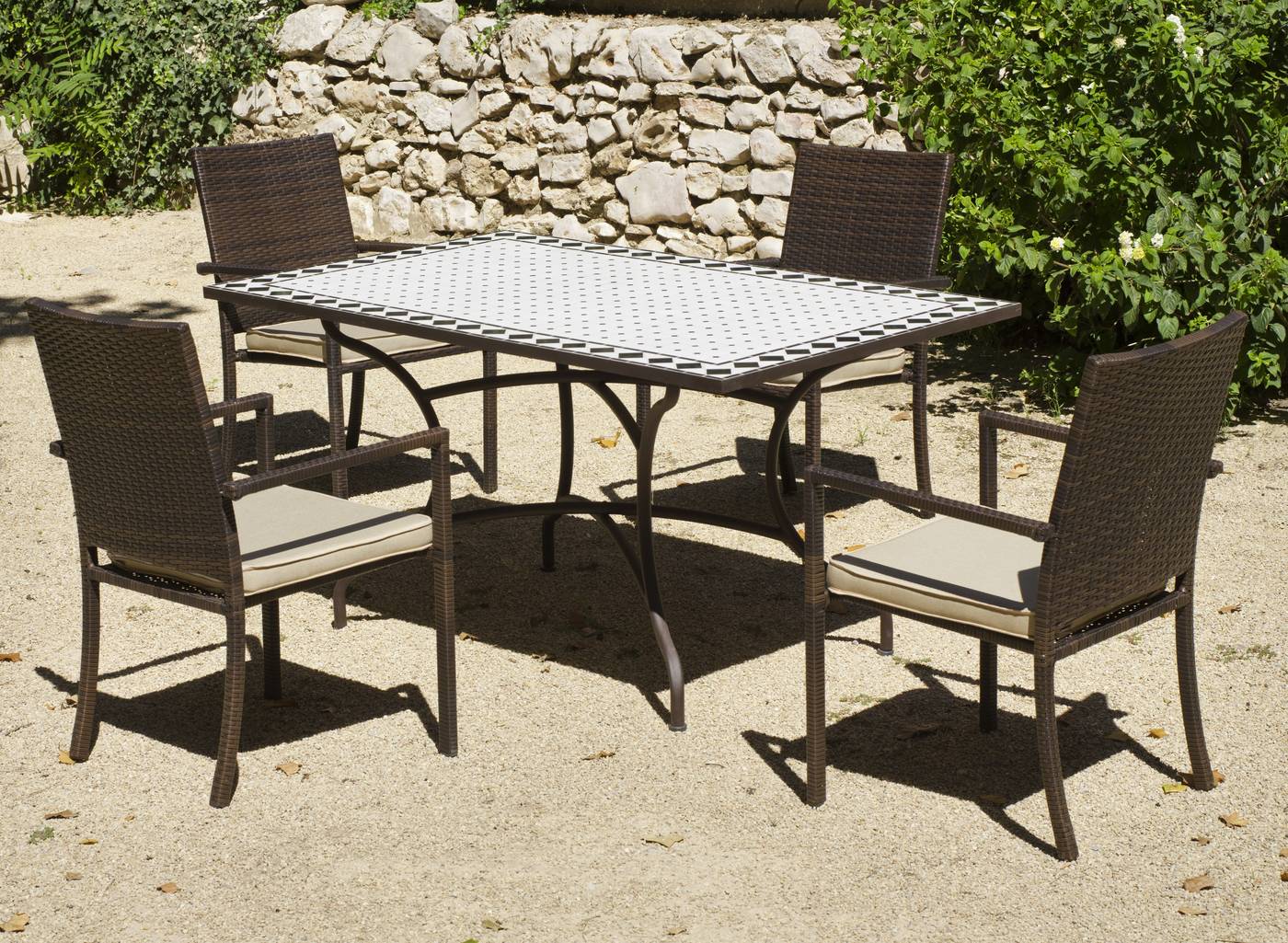 Conjunto de forja para jardín o terraza: 1 mesa de forja con panel mosaico + 4 sillones de ratán sintético + 4 cojines. Mesa válida para 6 sillones.