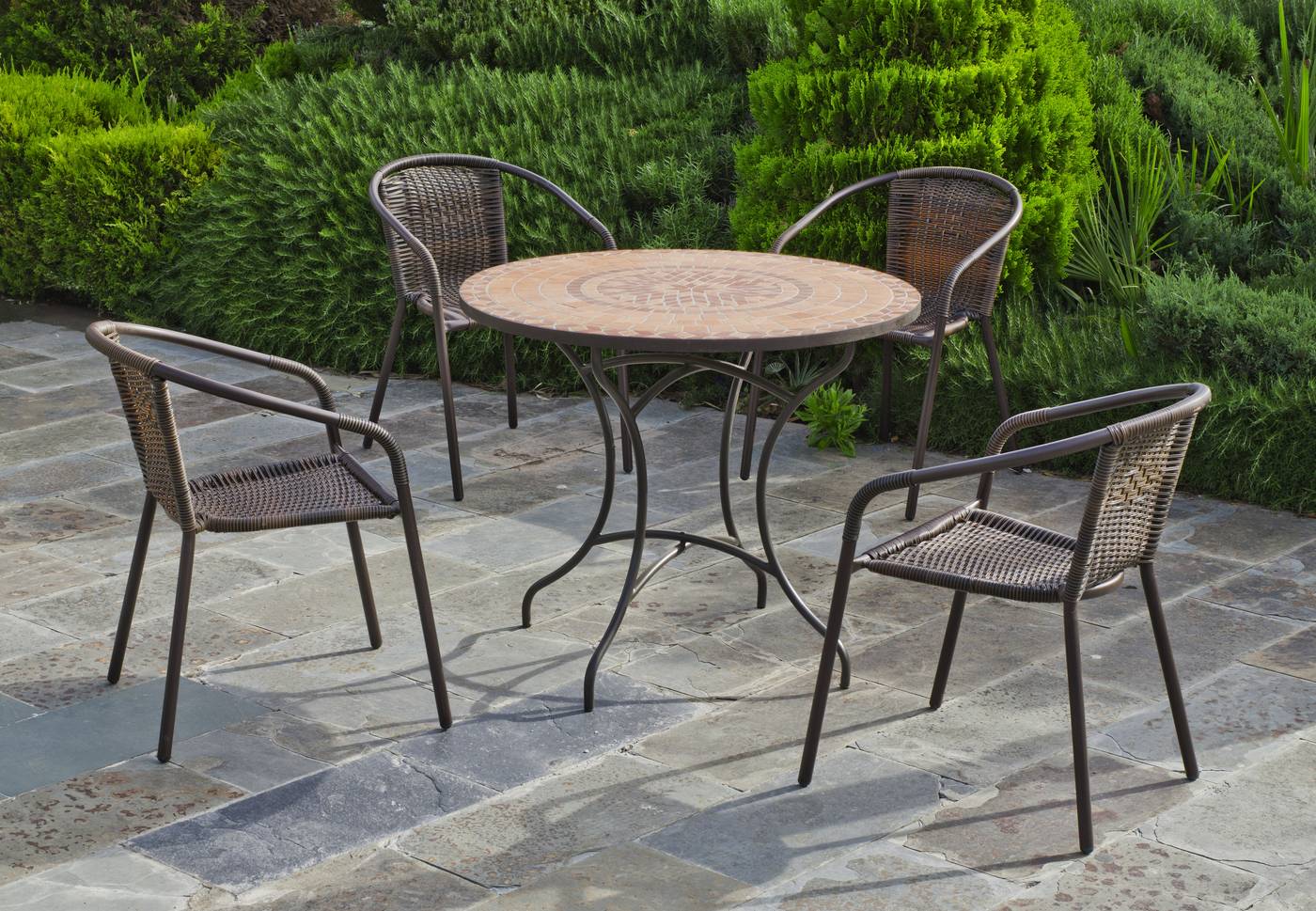 Conjunto de forja para jardín: 1 mesa con panel mosaico + 4 sillones de acero y trenzado sintético