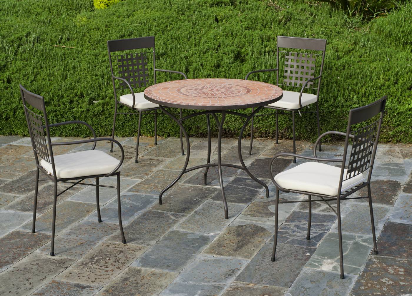 Conjunto de acero forjado para jardín: 1 mesa con panel mosaico + 4 sillones de forja + 4 cojines