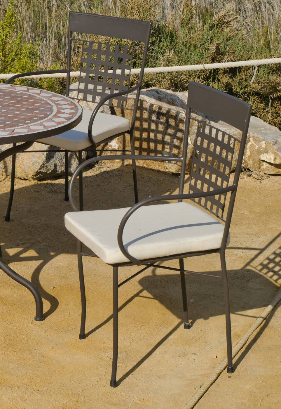 Conjunto Mosaico Belice-Vigo 140-6 - Conjunto para jardín y terraza de forja: 1 mesa con panel mosaico + 6 sillones de forja + 6 cojines.