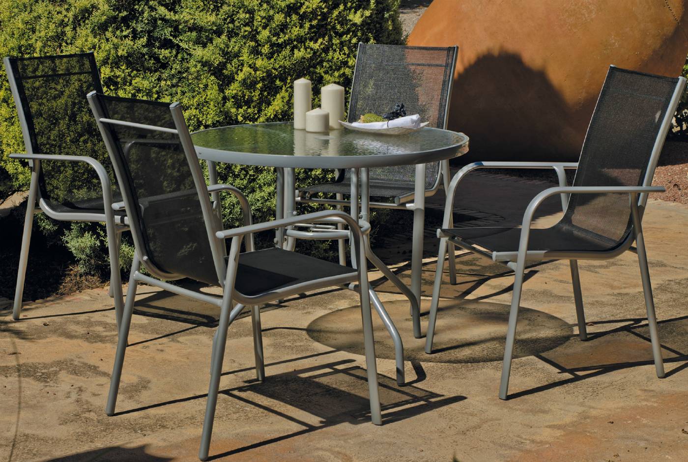 Conjunto de aluminio color plata: mesa redonda con tablero cristal templado + 4 sillones de aluminio y textilen